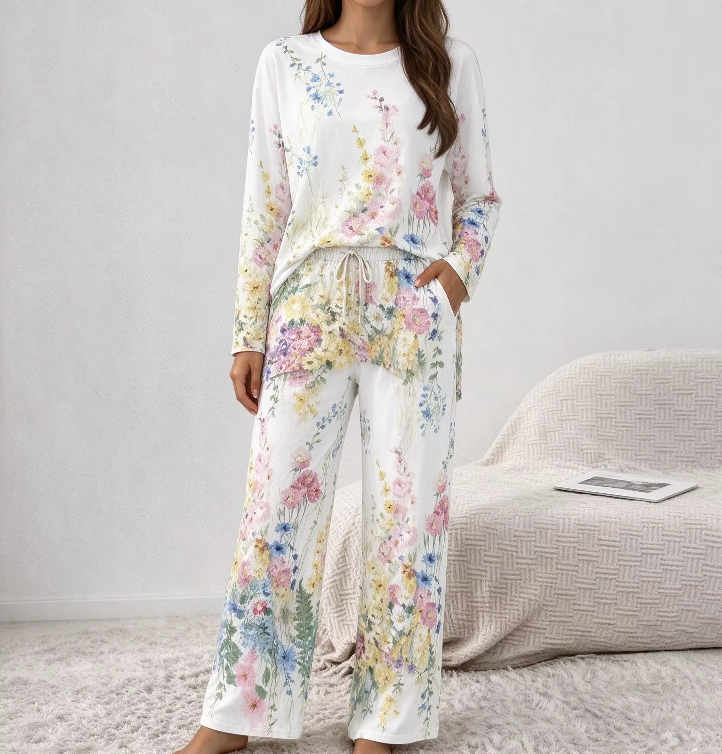 Conjunto de pijama feminino em imitação de algodão, com estampa floral em tons pastel e efeito aquarela, gola redonda...
